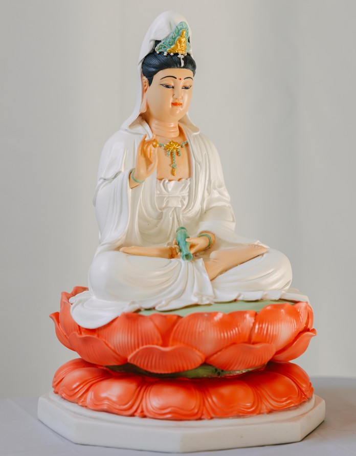 Graceful Seated Guanyin Bodhisattva Statue