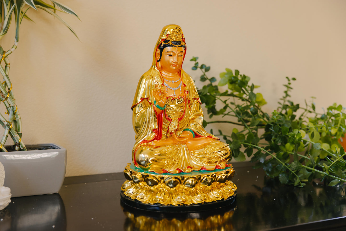 Golden Guanyin Buddha Statue