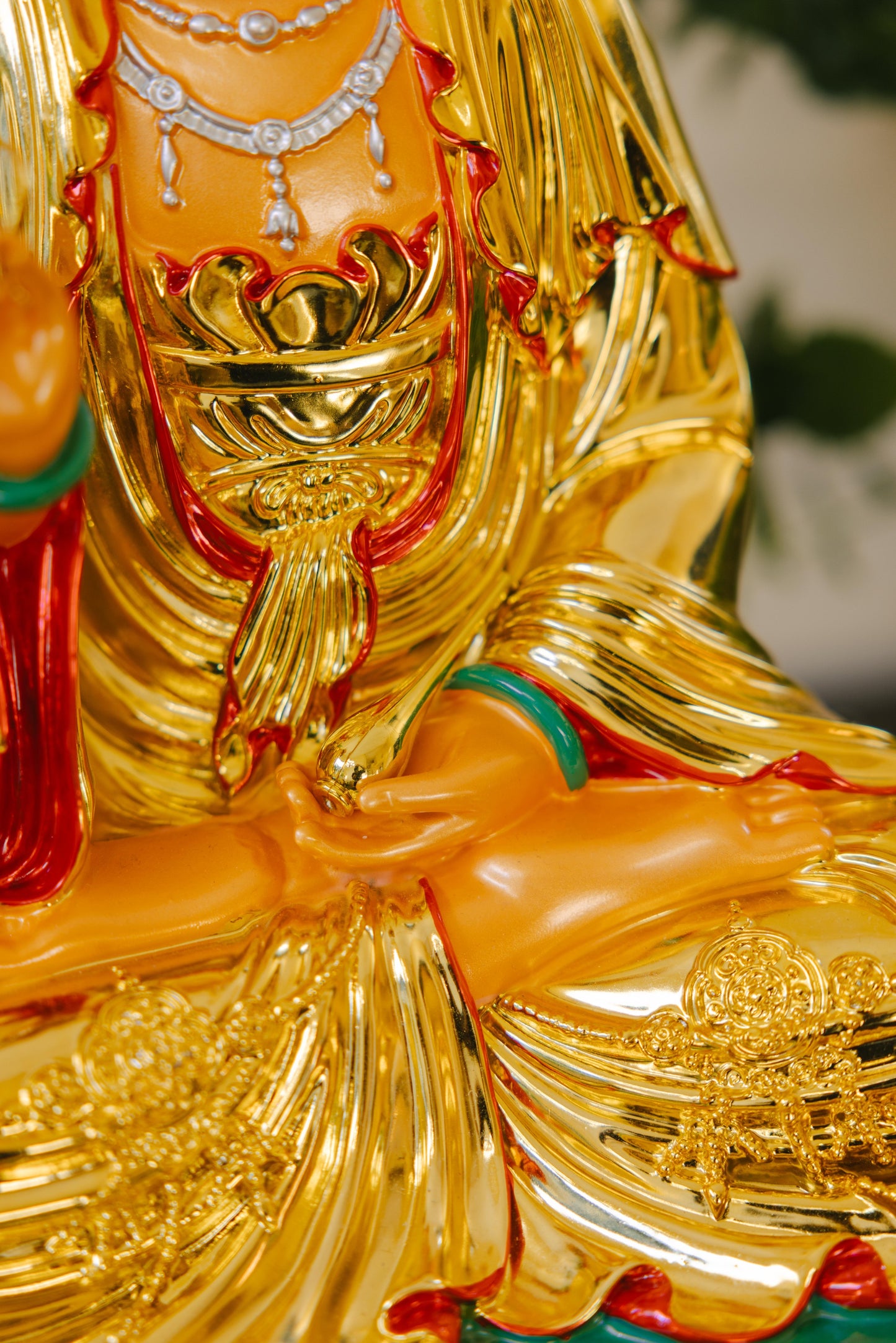 Golden Guanyin Buddha Statue