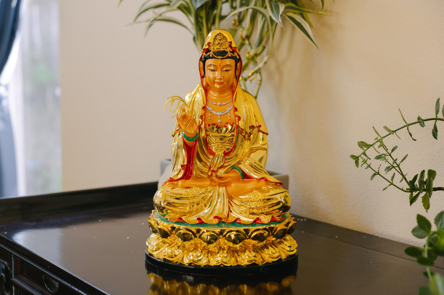 Golden Guanyin Buddha Statue